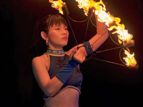彤之燁火舞集—全台唯一女子火舞團，聯手發條娃娃表演藝術團隊，融合武術身段與民俗技藝，展現力與美交織的動感演出，為碧潭夜晚注入震撼能量。