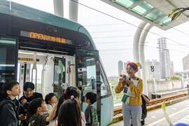 帶路人鴨子引領大家走入輕軌列車